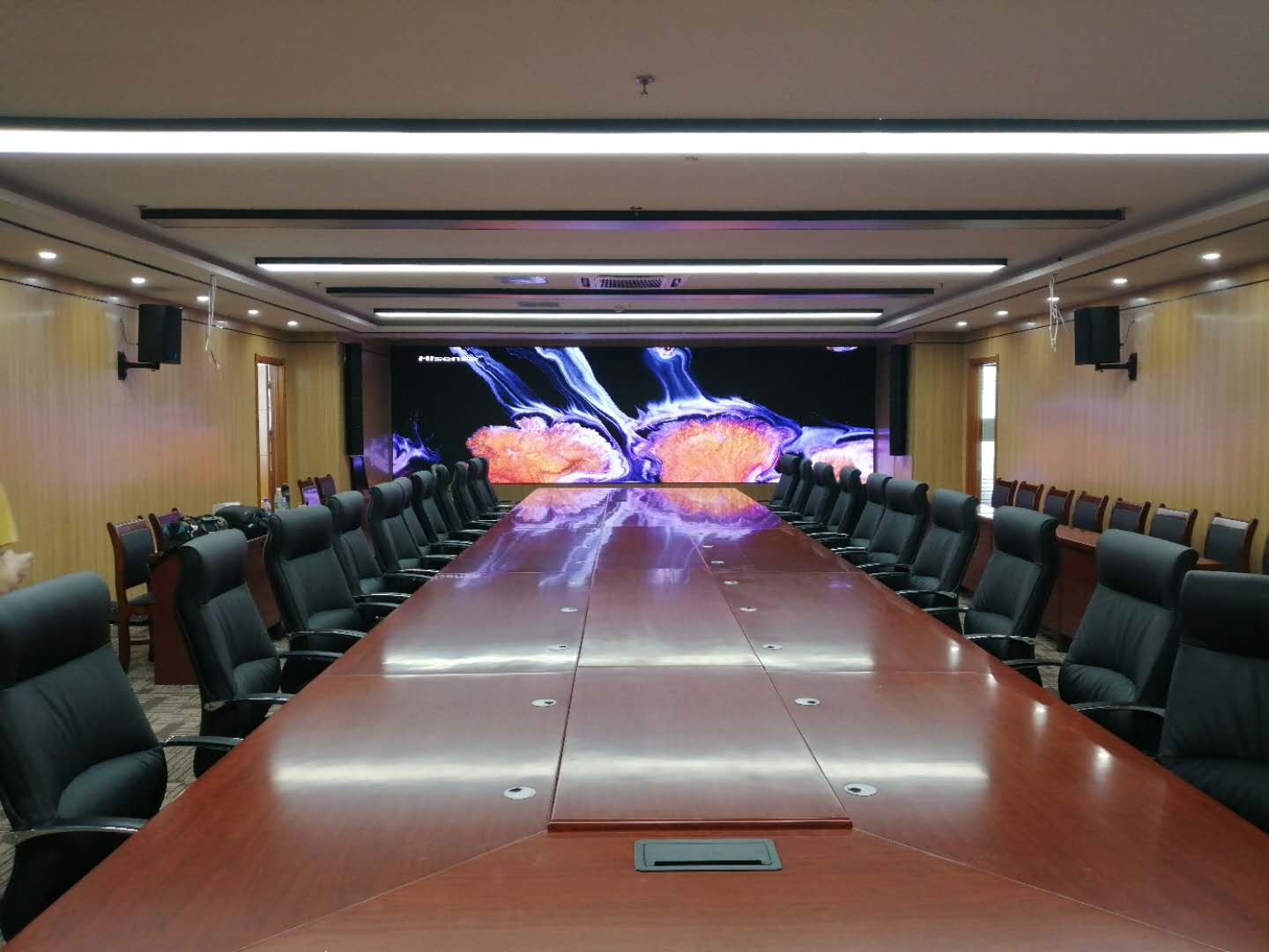 濰坊某事業(yè)單位音、視頻會(huì)議集成項(xiàng)目完工，會(huì)議辦公、音響系統(tǒng)、1.2小間距顯示系統(tǒng)完美融合
